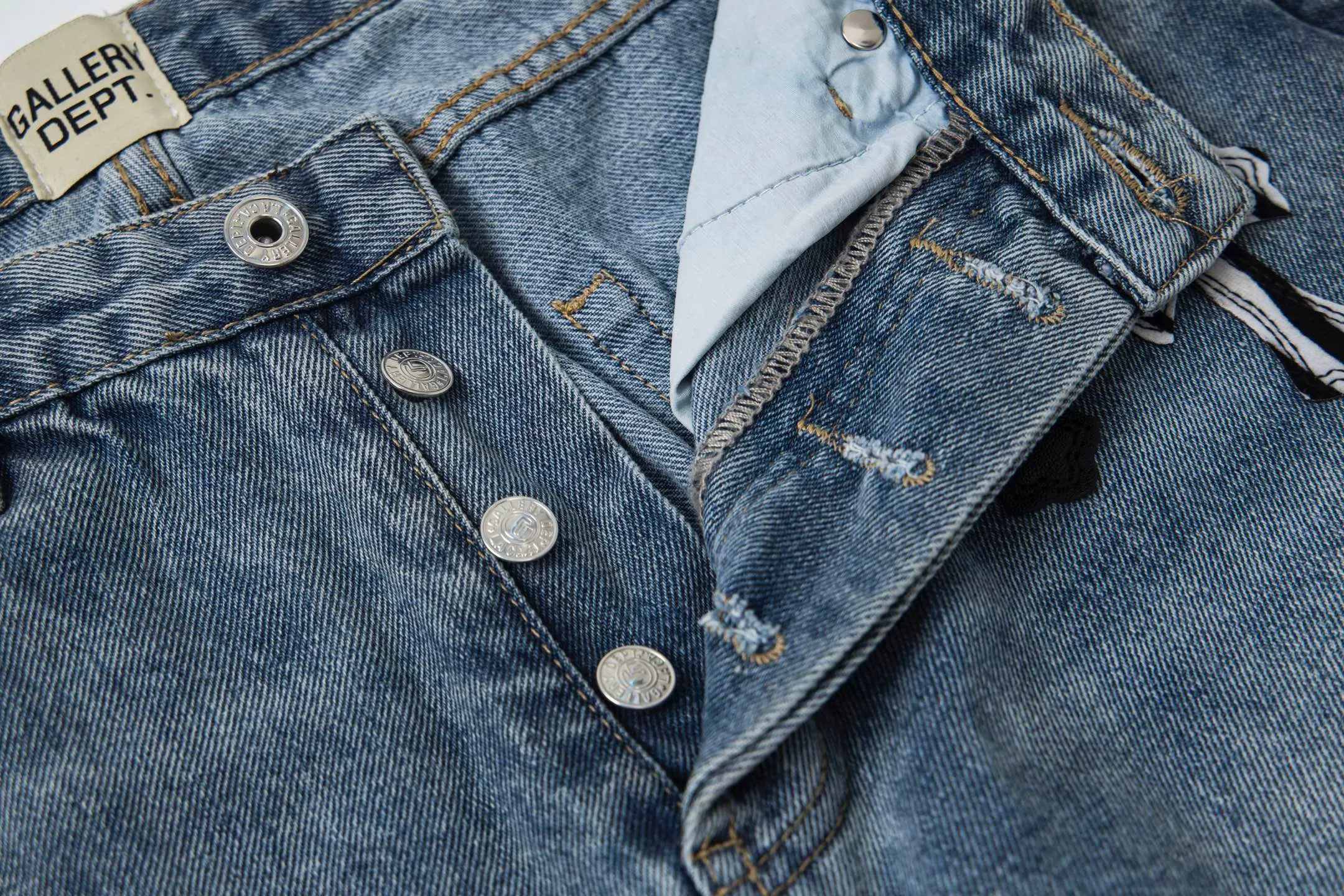💰290 GALLERY DEPT & Chrome hearts Washed jeans with large logo and devil multi-label cross, truly restore the ultimate vintage texture, three-dimensional version, loose and comfortable, not picky about the figure, taller and slimmer, factory-made, original quality control, same style for men and women, can be matched with couples, versatile recommendation, must-have jeans for all seasons, fashionable people have been disappointed. From the quality selection of fabrics, the tailoring of details, and the matching of patterns, they are all impeccable! The upper body is so handsome when worn...it can be easily worn by men, women and children! The craftsmanship is made of heavy-duty washed pure cotton denim fabric. After washing, it is soft and thick. It is very stylish when worn on the body. Style number: 1756 Color: blue Size: 28 30 32 34 36
